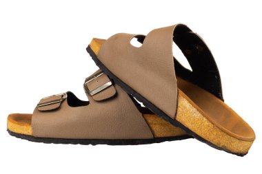 Kahverengi deri sandaletler beyaz arka planda.