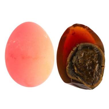 Beyaz arka planda soyulmuş yüzyıl yumurtaları.