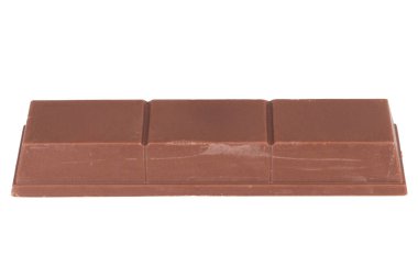 Çikolatalı gofretler beyaz arka planda izole edilmiş ısırık kırıkları.