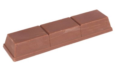 Çikolatalı gofretler beyaz arka planda izole edilmiş ısırık kırıkları.