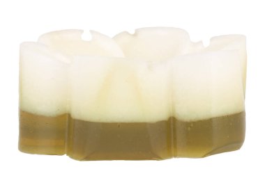 Beyaz arkaplanda çiçek şeklinde hindistan cevizi jölesi.