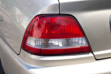 Arabanın arka farları beyaz arkaplanda izole edilmiş..