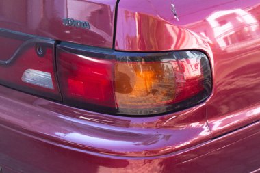 Arabanın arka farları beyaz arkaplanda izole edilmiş..