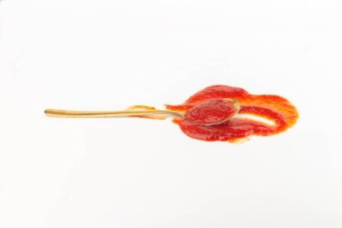 Beyaz arka plan kaşığında izole edilmiş domates ketçapı.