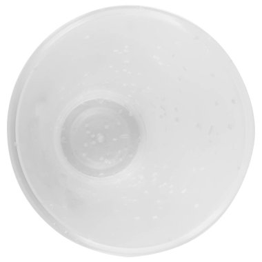 Beyaz zemin üzerinde saman izole plastik bardak.