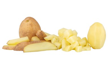 Beyaz arka planda izole edilmiş patates dilimi küp küp parçası.