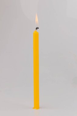 İbadet için mumlar beyaz arkaplanda izole edilmiş sarı renk.