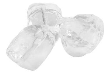 Beyaz arkaplanda izole buz küpleri.