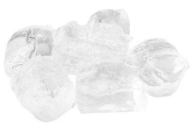 Beyaz arkaplanda izole buz küpleri.