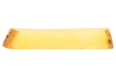 Beyaz arka planda izole edilmiş dilimlenmiş patatesler.