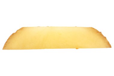 Beyaz arka planda izole edilmiş dilimlenmiş patatesler.