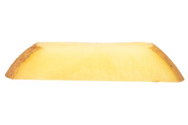 Beyaz arka planda izole edilmiş dilimlenmiş patatesler.