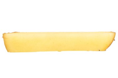 Beyaz arka planda izole edilmiş dilimlenmiş patatesler.