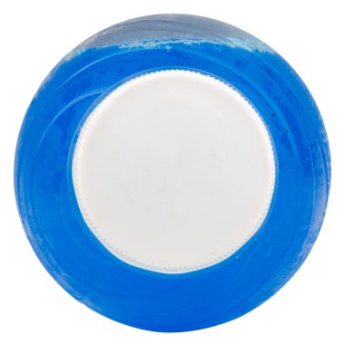 beyaz arkaplan görünümünde izole edilmiş mavi meşrubat şişesi.