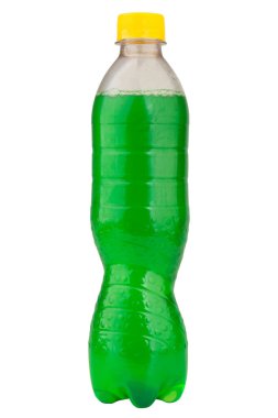 beyaz arkaplanda izole edilmiş yeşil meşrubat şişesi.