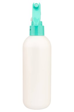 Beyaz arka planda izole edilmiş plastik sprey şişesi.