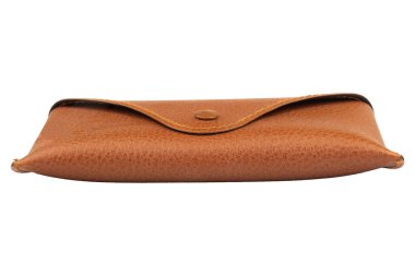 Deri gözlük kutusu beyaz arkaplanda izole edilmiş..