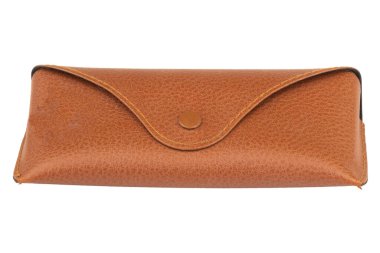 Deri gözlük kutusu beyaz arkaplanda izole edilmiş..