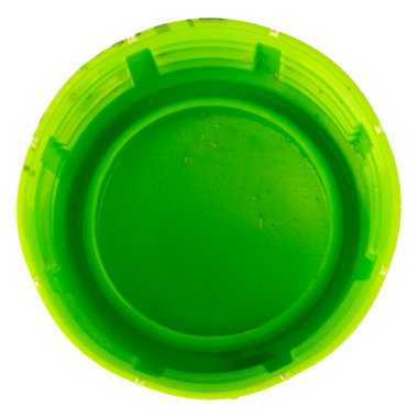 Beyaz arka planda izole edilmiş yeşil şişe kapağı.