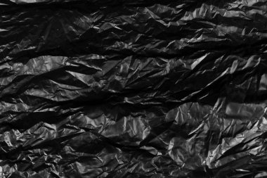 Çöp torbası buruşmuş koyu siyah.