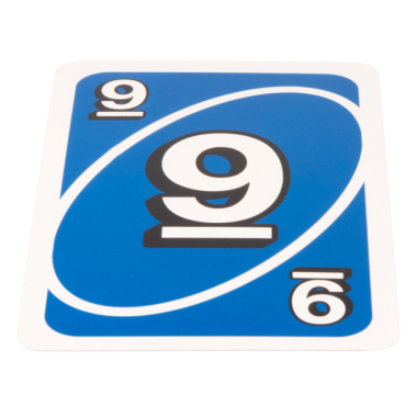 Kağıt oynayan çocuk beyaz arka planda 9 renk mavi izole.