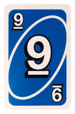 Kağıt oynayan çocuk beyaz arka planda 9 renk mavi izole.