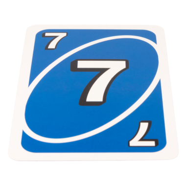 Kart oynayan çocuk, beyaz arka planda izole edilmiş yedi renk mavi..