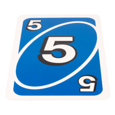 Kağıt oynayan çocuk beyaz arka planda beş renk mavi izole.