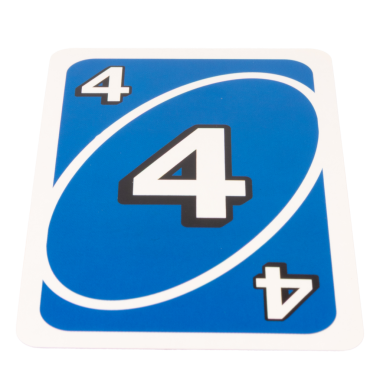 Kağıt oynayan çocuk beyaz arka planda dört renk mavi izole.