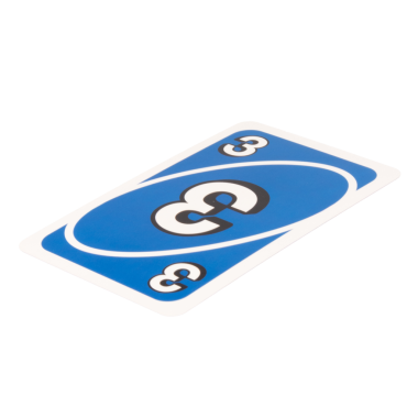 Kağıt oynayan çocuk beyaz arkaplanda üç renk mavi izole edilmiş..