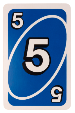 Kağıt oynayan çocuk beyaz arka planda beş renk mavi izole.