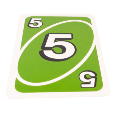 Kart oyunu rengi yeşil 5 beyaz arkaplanda izole.