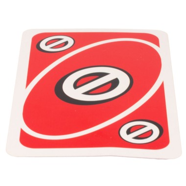 Kağıt oynayan çocuk beyaz arkaplanda kırmızı rengi yasakladı.