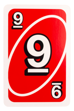 Kağıt oynayan çocuk beyaz arkaplanda 9 renk kırmızı izole.