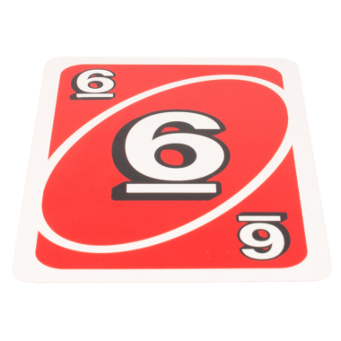 Kağıt oynayan çocuk beyaz arka planda altı renk kırmızı izole.