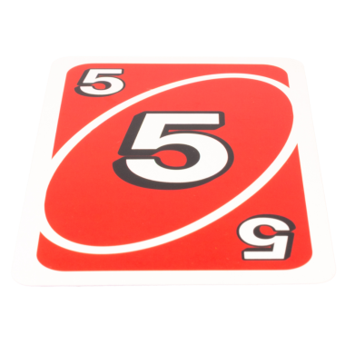 Kağıt oynayan çocuk beyaz arka planda beş renk kırmızı izole.