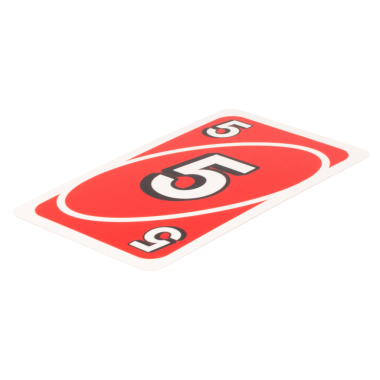 Kağıt oynayan çocuk beyaz arka planda beş renk kırmızı izole.