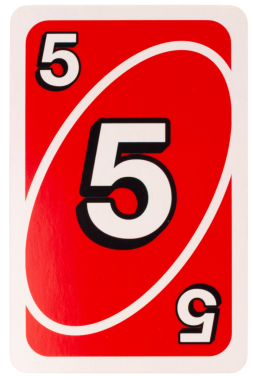 Kağıt oynayan çocuk beyaz arka planda beş renk kırmızı izole.