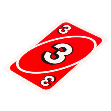 Kağıt oynayan çocuk beyaz arkaplanda üç renk kırmızı izole.