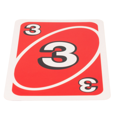 Kağıt oynayan çocuk beyaz arkaplanda üç renk kırmızı izole.