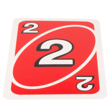 Kağıt oynayan çocuk beyaz arka planda iki renk kırmızı izole edilmiş..