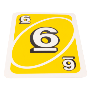 Kart oynayan çocuk beyaz arka planda izole edilmiş yedi renk sarı.