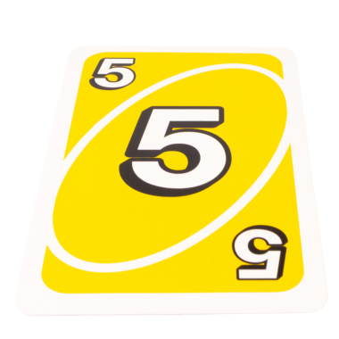 Kağıt oynayan çocuk beyaz arka planda beş renk sarı izole edilmiş..