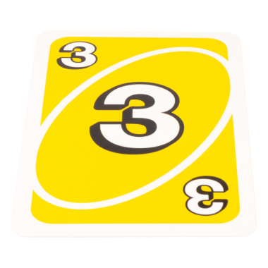 Kağıt oynayan çocuk. Beyaz arka planda üç renk sarı izole edilmiş..