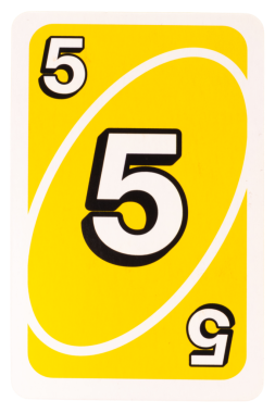 Kağıt oynayan çocuk beyaz arka planda beş renk sarı izole edilmiş..