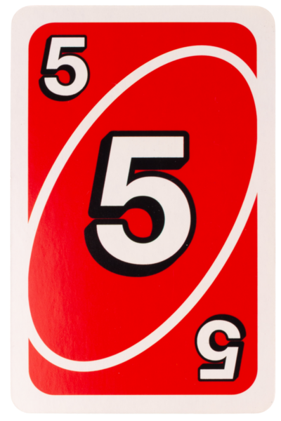 Kağıt oynayan çocuk beyaz arka planda beş renk kırmızı izole.