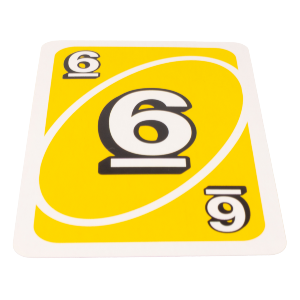 Kart oynayan çocuk beyaz arka planda izole edilmiş yedi renk sarı.