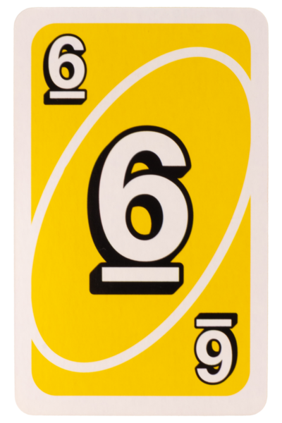 Kart oynayan çocuk beyaz arka planda izole edilmiş yedi renk sarı.