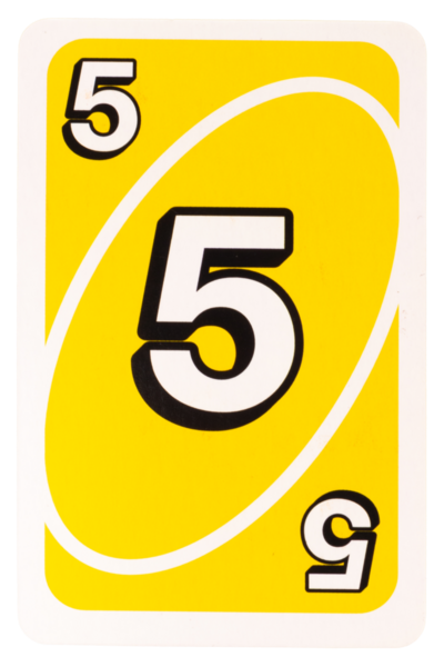 Kağıt oynayan çocuk beyaz arka planda beş renk sarı izole edilmiş..