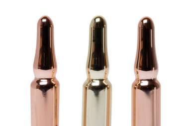 Beyaz arka planda izole edilmiş yüz derisine anti-yaş tedavisi için serumu olan üç adet lüks ampul seti. Güzellik konsepti. Reklamınız için yer açın..